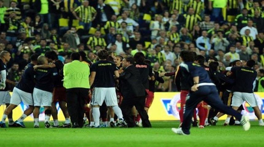 Futbolcular birbirine girdi!