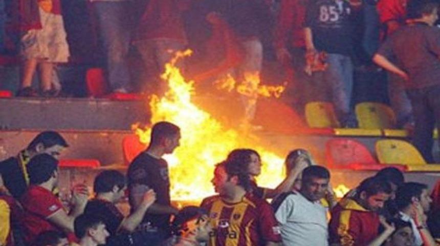 Koltukları ateşe verdiler!