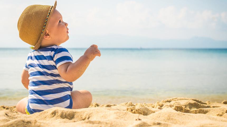 Tatil dönemi geldi: Bebeğinizi serinleteyim derken hasta etmeyin! Yaz ayında bebekler ne zaman denize ve havuza girebilir? Uzmanlar: "Enfeksiyonla tanıştırmayın"