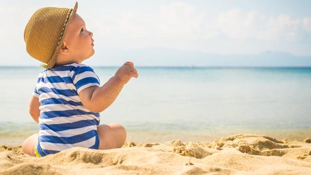 Tatil dönemi geldi: Bebeğinizi serinleteyim derken hasta etmeyin! Yaz ayında bebekler ne zaman denize ve havuza girebilir? Uzmanlar: Enfeksiyonla tanıştırmayın