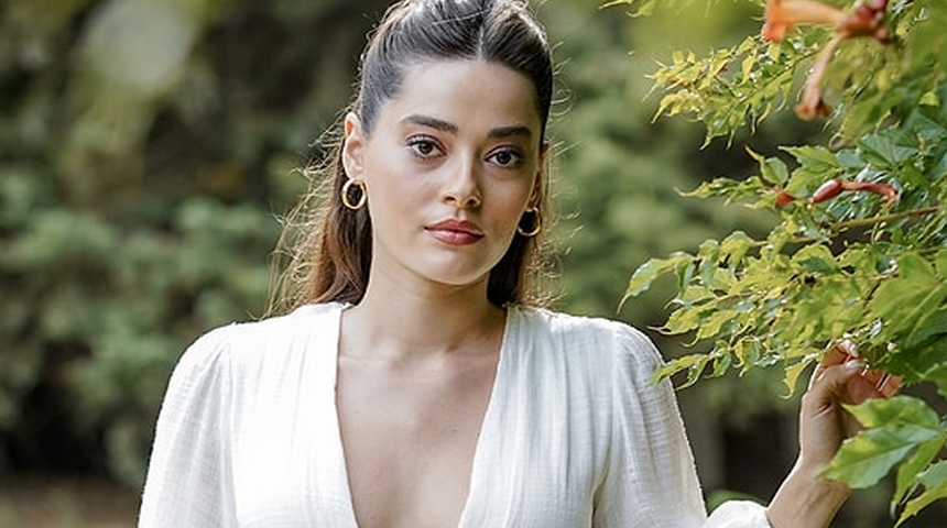 Simay Barlas'ın tekne keyfi! Tarzıyla beğeni topladı