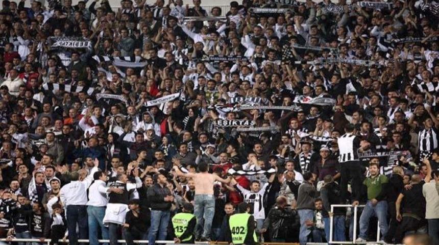 &Ccedil;arşı taraftarı ikiye b&ouml;ld&uuml;!