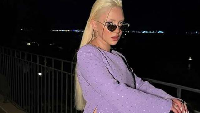 Ece Seçkin'in elbisesine eleştiri yağdı! O yorumu görünce dayanamadı