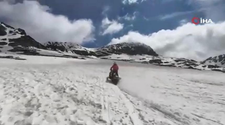 Rize'de Haziran ayında ‘karda kayak' keyfi