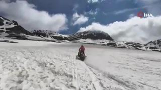 Rize'de Haziran ayında ‘karda kayak' keyfi