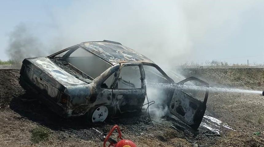 Karapınar'da otomobil yanarak kullanılamaz hale geldi