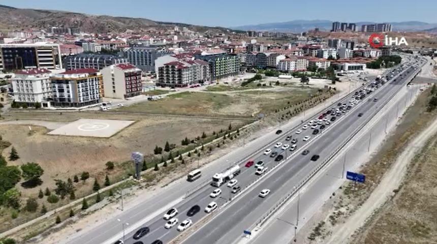 43 ilin geçiş güzergahında trafik yoğunluğu yeniden arttı: Tatilciler dönüş yolcuğu sürüyor