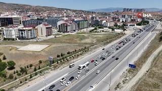 43 ilin geçiş güzergahında trafik yoğunluğu yeniden arttı: Tatilciler dönüş yolcuğu sürüyor