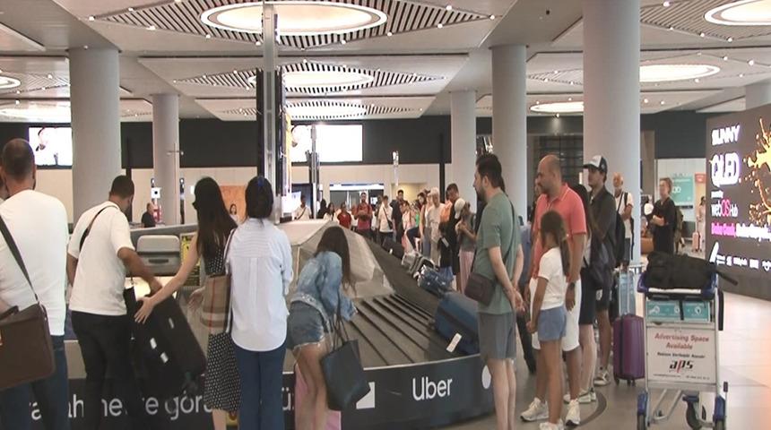 İstanbul'a geri dönüş başladı! 2 bin 400'ün üzerinde sefer düzenlendi...