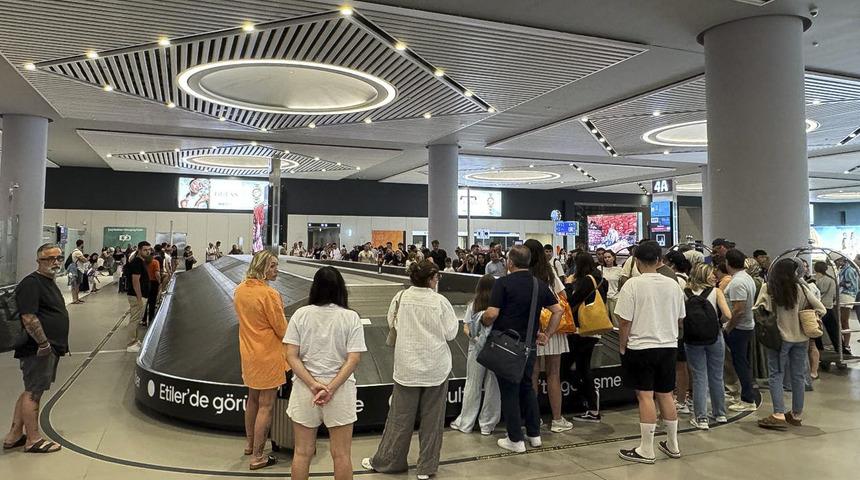 İstanbul'daki havalimanlarında bayram tatili dönüş yoğunluğu