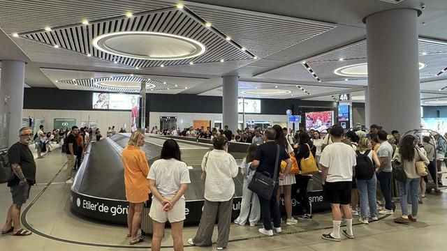 İstanbul'daki havalimanlarında bayram tatili dönüş yoğunluğu