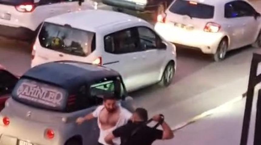 Cadde ortasında kemerli bıçaklı kavga: 1 yaralı