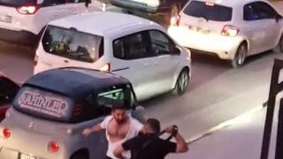 Cadde ortasında kemerli bıçaklı kavga: 1 yaralı