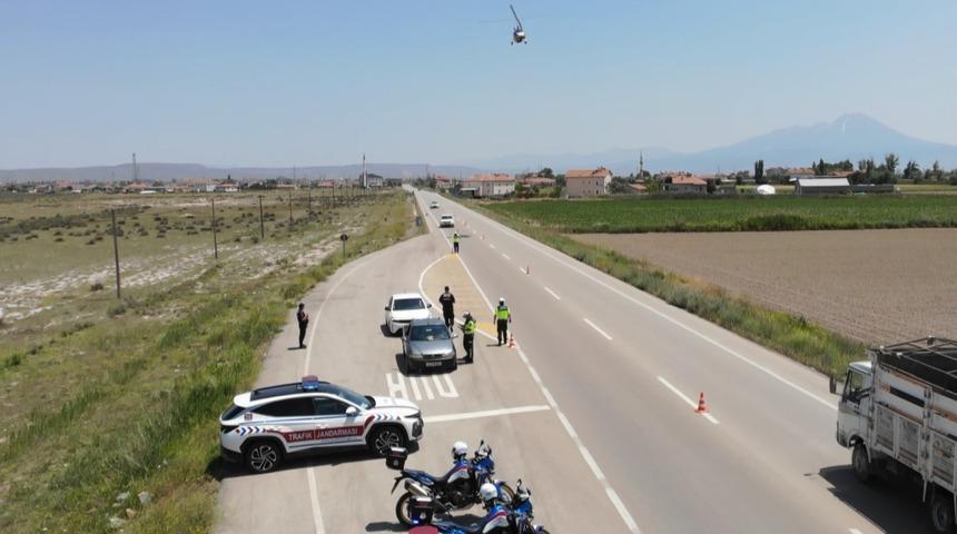 Jandarma, trafiği cayrokopter ve dron ile denetliyor