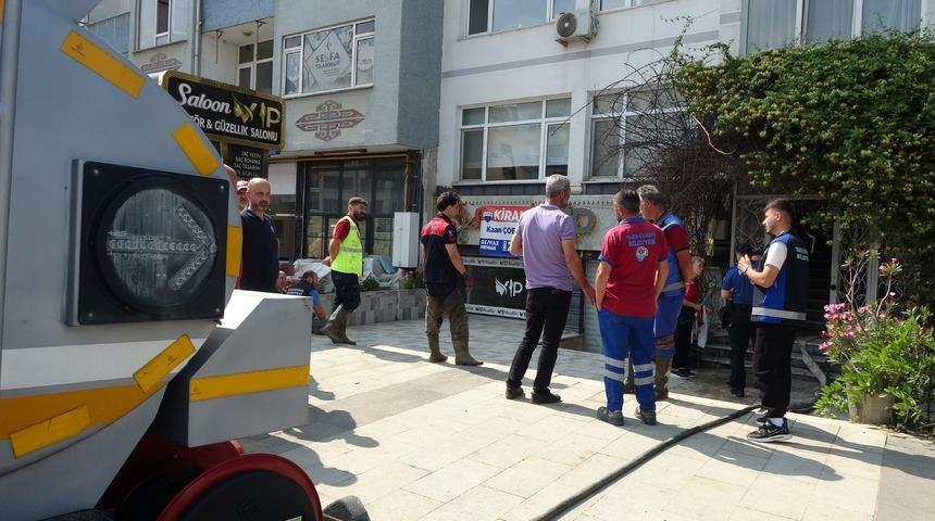 Sel temizleme &ccedil;alışmalarında karbonmonoksit gazı zehirlenmesi: 2 belediye iş&ccedil;isi hastaneye kaldırıldı