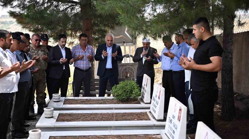 Vali Zorluoğlu'dan Dürümlü şehitlerinin mezarına ziyaret