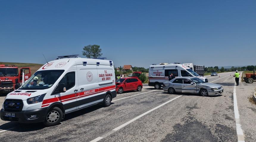 Çorum’da iki otomobil çarpıştı: 4 yaralı