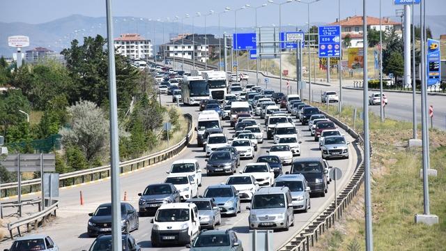 'Kilit kavşak' Kırıkkale'de bayram dönüşü trafiği