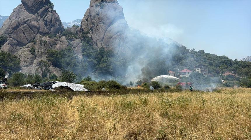Kemer'de çalılık alanda yangın