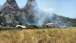 Kemer'de çalılık alanda yangın