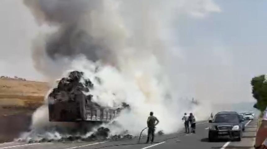 Mardin’de saman yüklü tır alev alev yandı