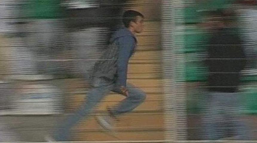 Trib&uuml;nde bı&ccedil;akla dehşet sa&ccedil;tı (VİDEO)