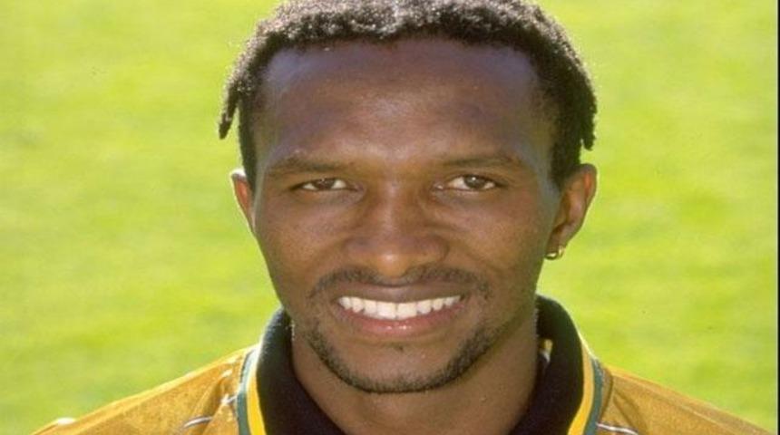 Moshoeu futbola geri d&ouml;nd&uuml;!