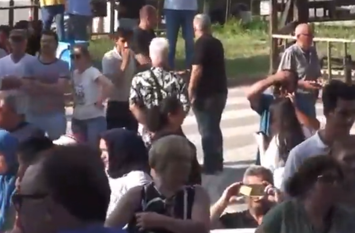 Ferdi Zeyrek'in vefatının ardından Manisalılar hastane önüne akın etti! Gözyaşlarını tutamadılar G1