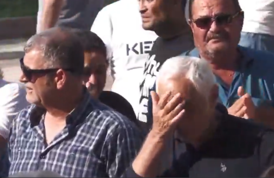 Ferdi Zeyrek'in vefatının ardından Manisalılar hastane &ouml;n&uuml;ne akın etti! G&ouml;zyaşlarını tutamadılar