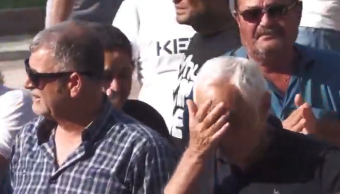 20335907-700x400 Ferdi Zeyrek'in vefatının ardından Manisalılar hastane önüne akın etti! Gözyaşlarını tutamadılar