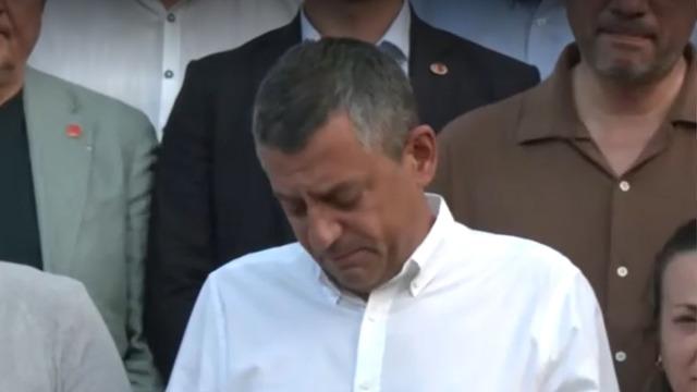 CHP Genel Başkanı Özel'den Ferdi Zeyrek'in vefatının ardından açıklama! Gözyaşlarını tutamadı