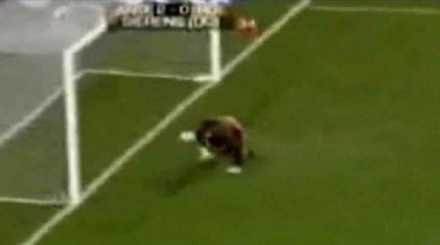 &Ouml;yle bir gol yedi ki... (VİDEO)