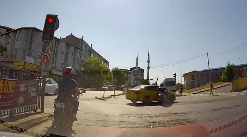 Şişli’de taksi ile çarpışan motosikletin sürücüsü yaralandı