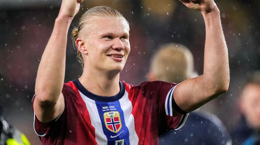 Erling Haaland milli takımda da bildiğiniz gibi... Dünya Kupası Elemeleri'nde ülkesini sırtladı, namağlup seri devam etti