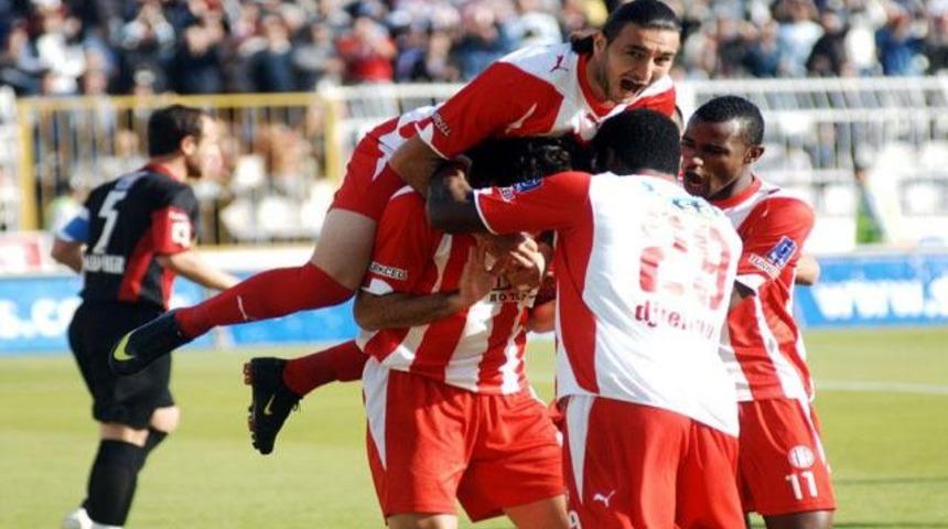 Jedinak eski takımına acımadı!