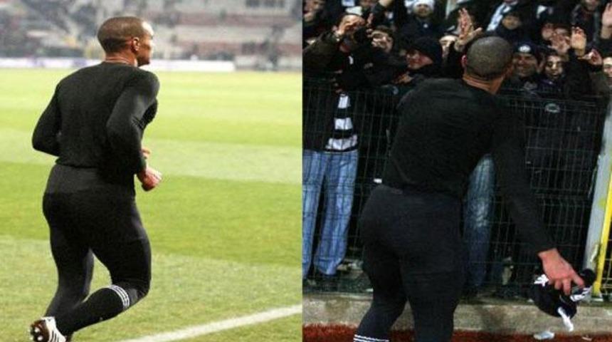 Soğukta taraftar i&ccedil;in soyundu