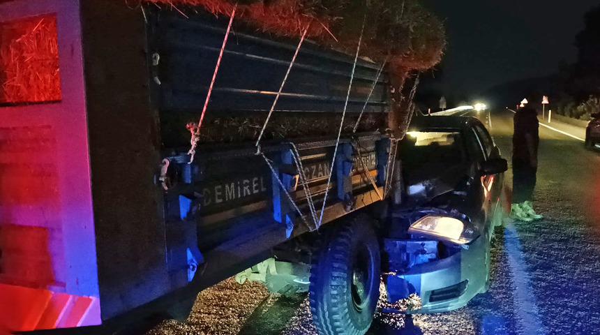 Adana'da traktöre çarpan otomobilin sürücüsü yaralandı