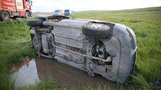 Kars'ta şarampole devrilen hafif ticari araçtaki 5 kişi yaralandı