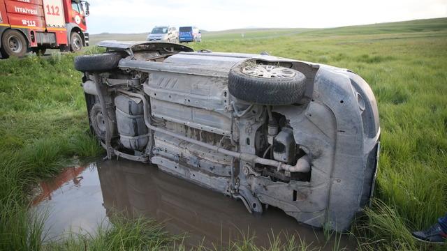 Kars'ta şarampole devrilen hafif ticari araçtaki 5 kişi yaralandı