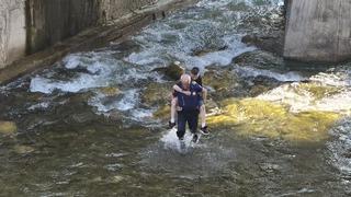 Gümüşhane'de Harşit Çayı kenarında mahsur kalan çocuk itfaiye ekiplerince kurtarıldı