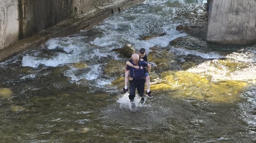Gümüşhane'de Harşit Çayı kenarında mahsur kalan çocuk itfaiye ekiplerince kurtarıldı