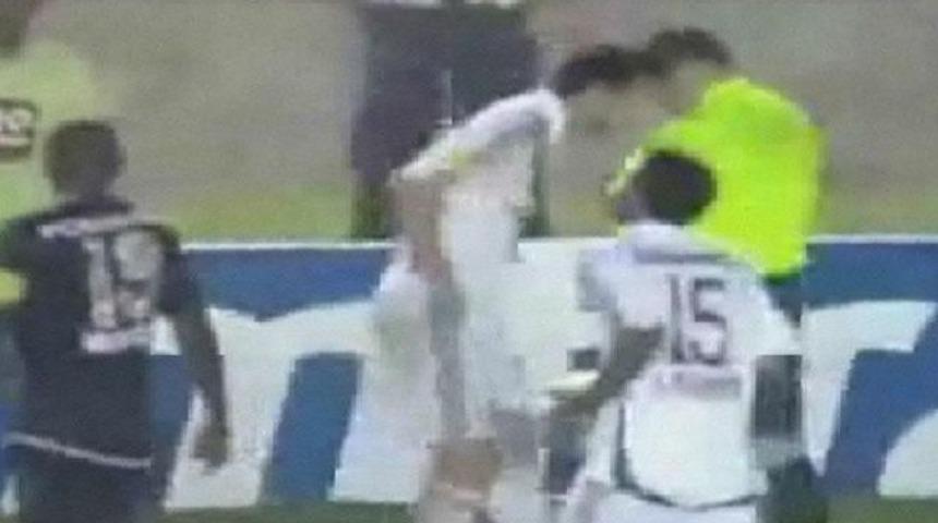 Hakeme kafa attı! (VİDEO)