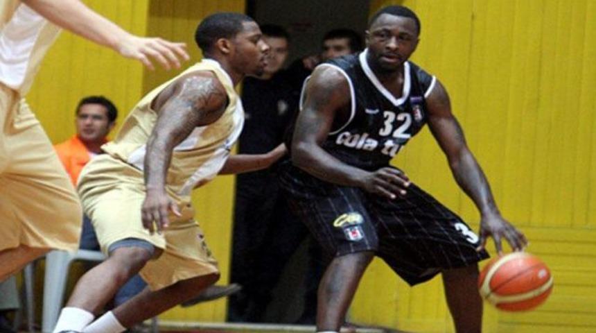 Kartal potada  u&ccedil;uyor