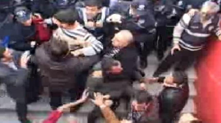 Trib&uuml;nde b&uuml;y&uuml;k arbede (VİDEO)