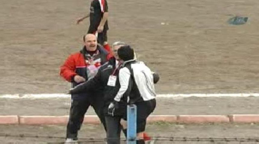 &Ouml;nce kırmızı sonra dayak yedi (VİDEO)