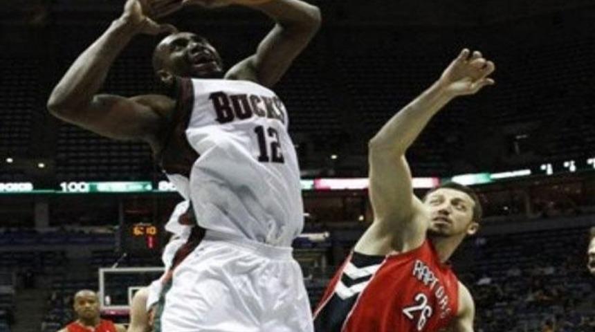 Ersan'lı Bucks, Hido'lu Toronto'yu &uuml;zd&uuml;