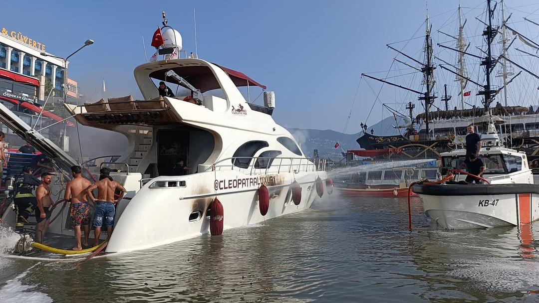 AA-20250610-38235169-38235168-ALANYADA_GEZI_TEKNESINDE_YANGIN_CIKTI