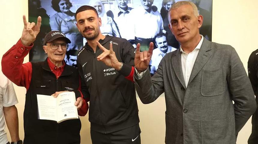 Merih Demiral'dan sonra şimdi de Hacıosmanoğlu'ndan Bozkurt selamı! Tüm dünyaya selam çaktı...