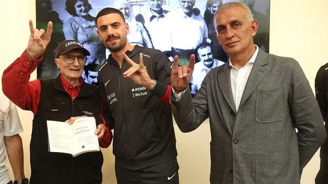 Merih Demiral'dan sonra şimdi de Hacıosmanoğlu'ndan Bozkurt selamı! Tüm dünyaya selam çaktı...