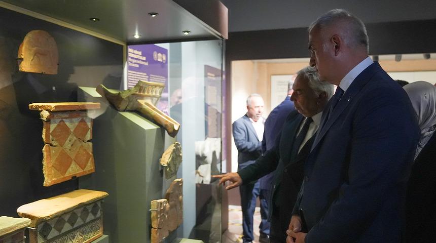 Bakan Ersoy duyurdu! Ankara'da antik mezar... D&uuml;nya basını bunu konuşuyor